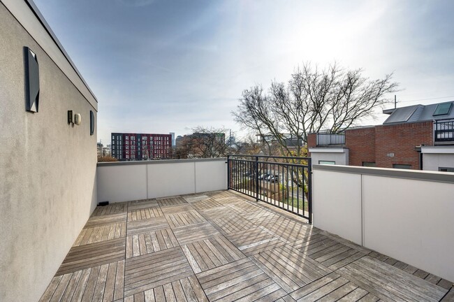 Building Photo - Stunning 3BE/3.5BA brownstone in the heart of historic Germantown!