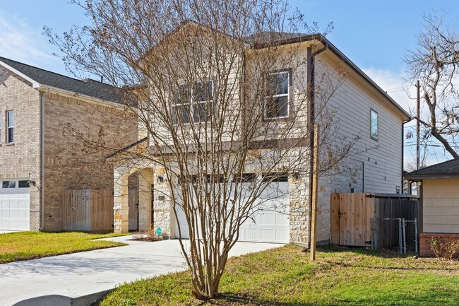 Building Photo - 2211 Silverbonnet St