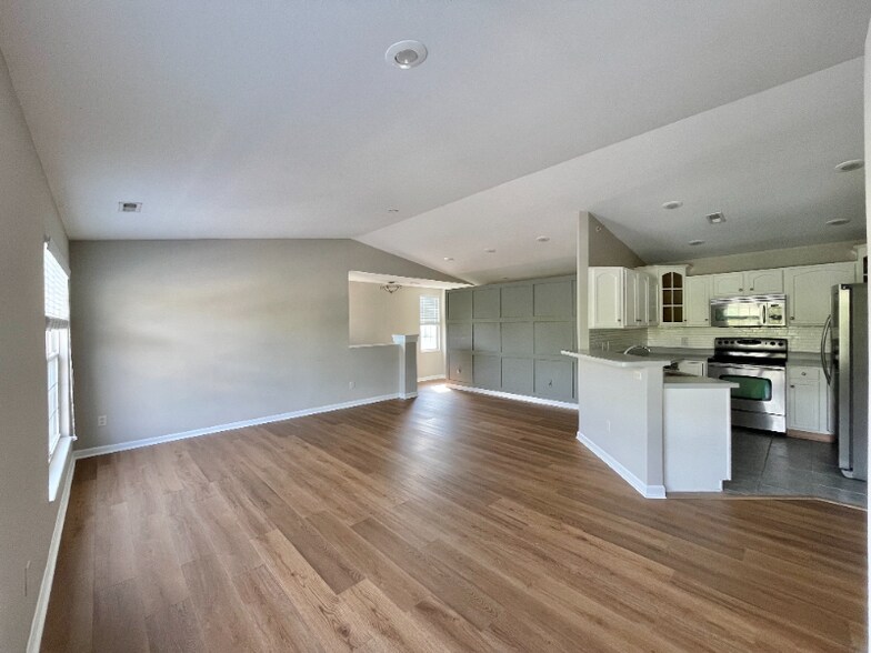 Building Photo - 301 Skyview Ct