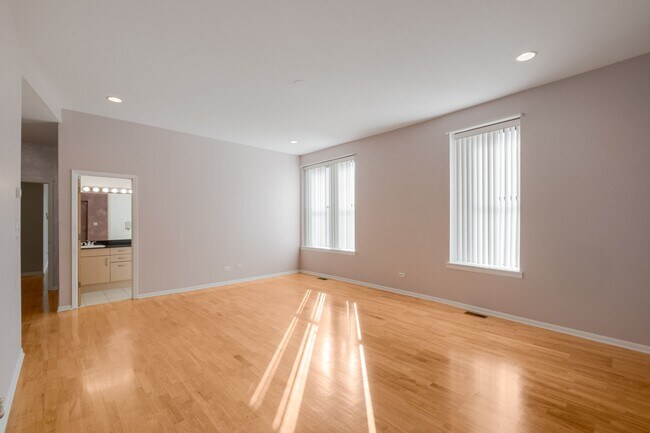 Building Photo - 4060 S Ellis Ave