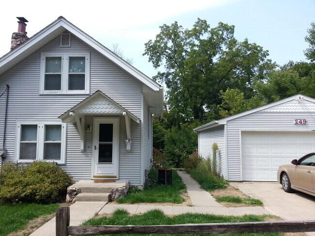 Primary Photo - 2 bedroom house on large corner lot in Man...