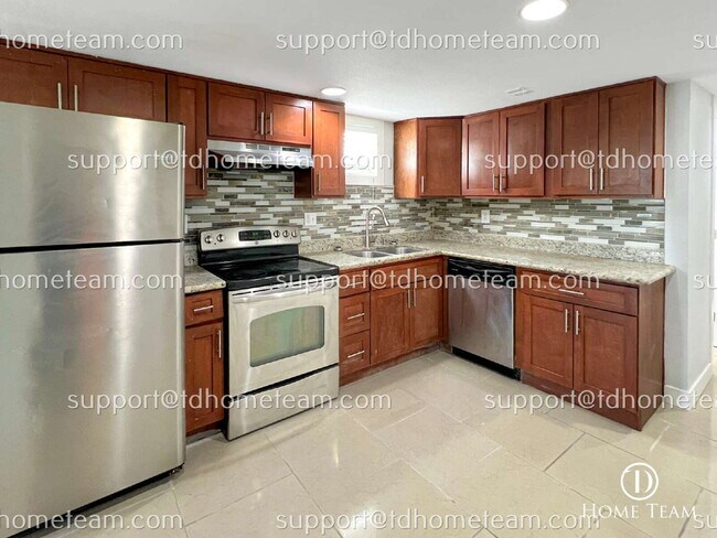 Building Photo - Modern and Spacious Duplex Rental in Tacoma's Desirable Location!