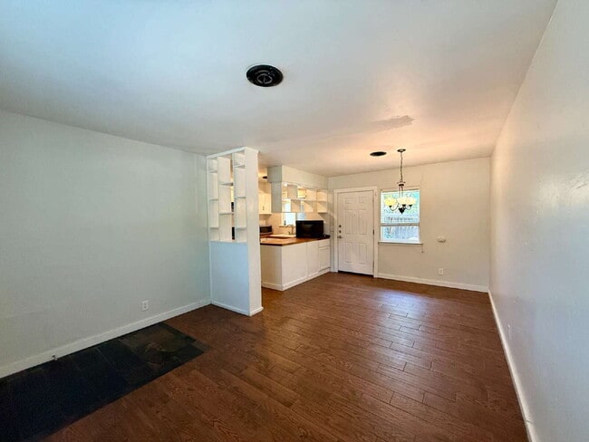 Building Photo - Updated 2-Bedroom Duplex in the Heart of C...