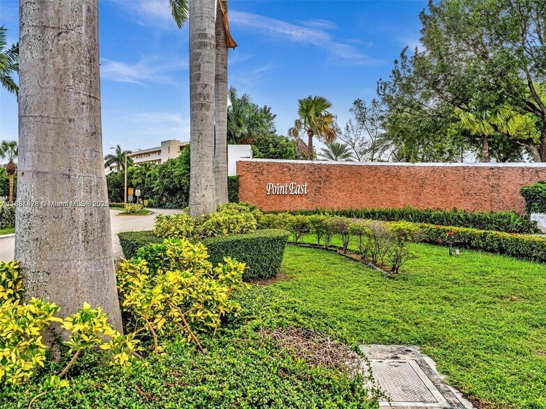 Building Photo - 2859 Leonard Dr