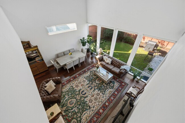 Building Photo - 3302 Lake St