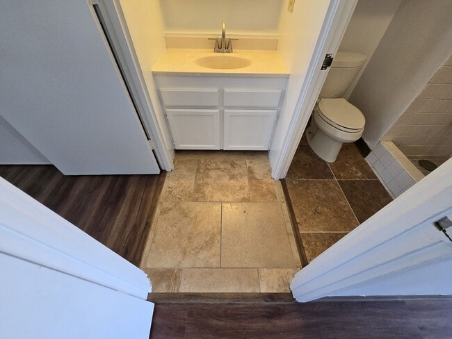 Building Photo - Upgraded 1 Bedroom, 1 Bath, 1 Parking, Con...