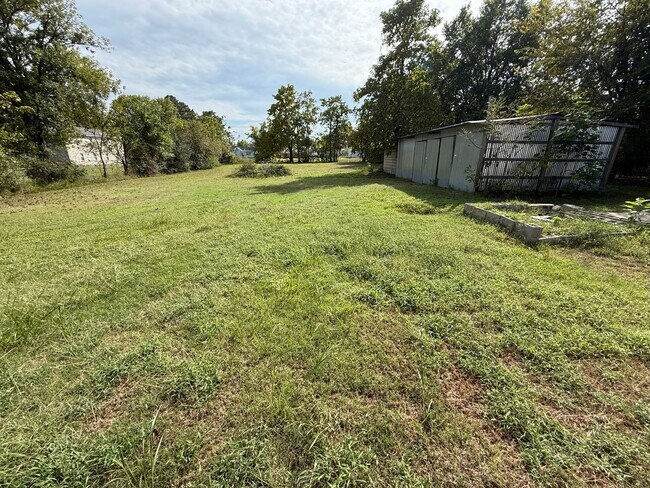 Building Photo - 2 Bed 1 Bath House, Gas Heat & Hot Water