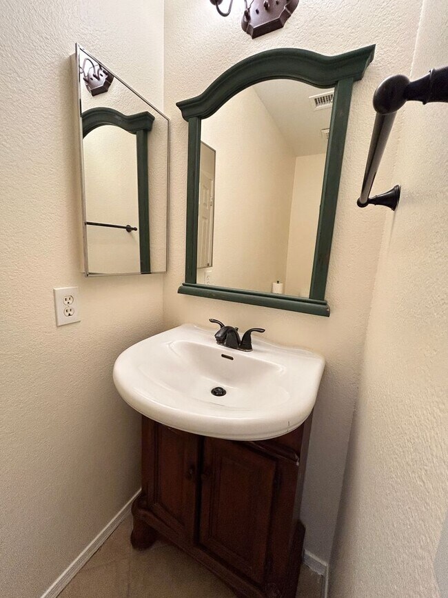 Building Photo - 3 Bed / 2.5 bath Gilbert Home with New Pai...