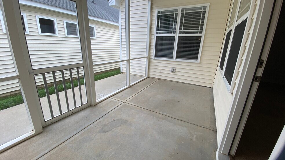 Side deck/sun room - 120 Denby Cir