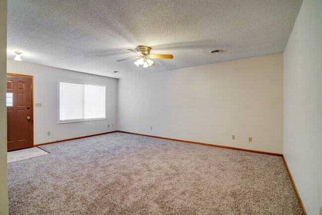 Building Photo - Close to Ft. Riley!!