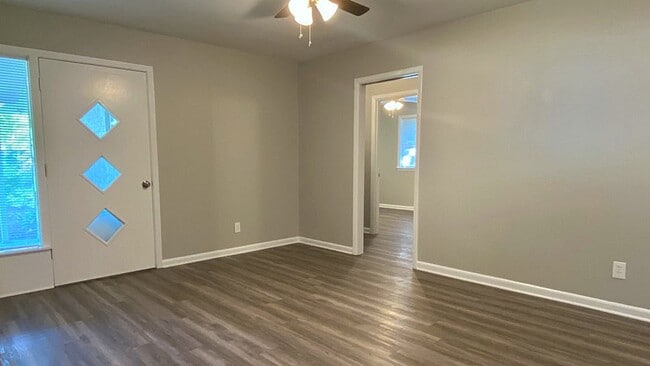 Building Photo - 403 Parkwood Dr