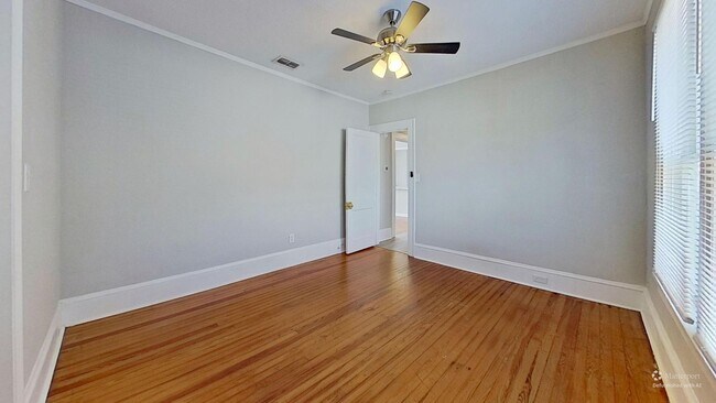 Building Photo - Murray Hill 3 bedroom