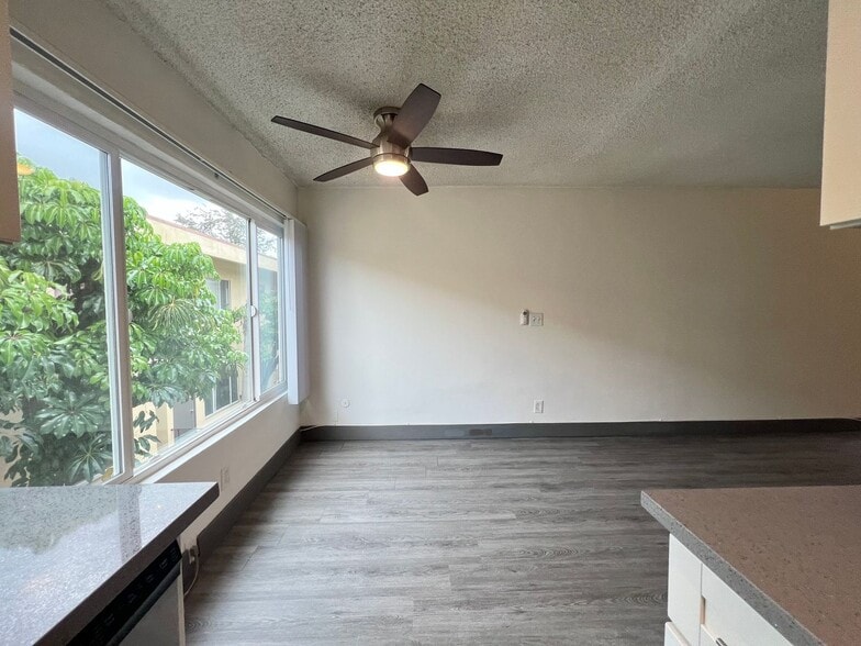 Building Photo - 3359 Mentone Ave