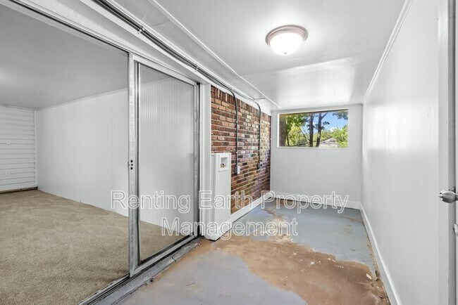 Building Photo - 108 E Ann Dr SW