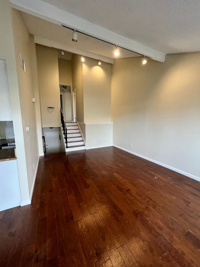 Building Photo - Newbury Park - Two bedroom, one bathroom c...