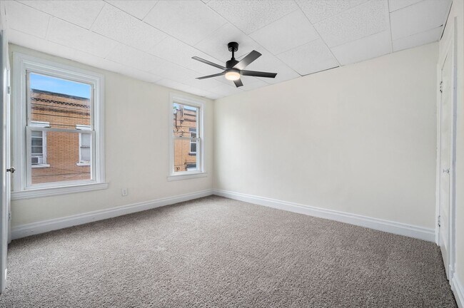 Building Photo - 3 bed 1 bath - newly updated, central air, laundry.