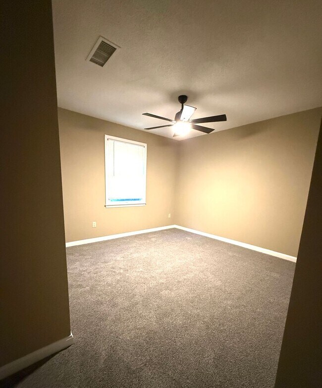 Building Photo - 2 Bedroom 1 Bath Townhome