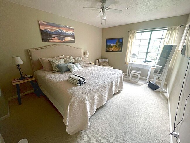 Building Photo - Serenity in lower Pinebrook