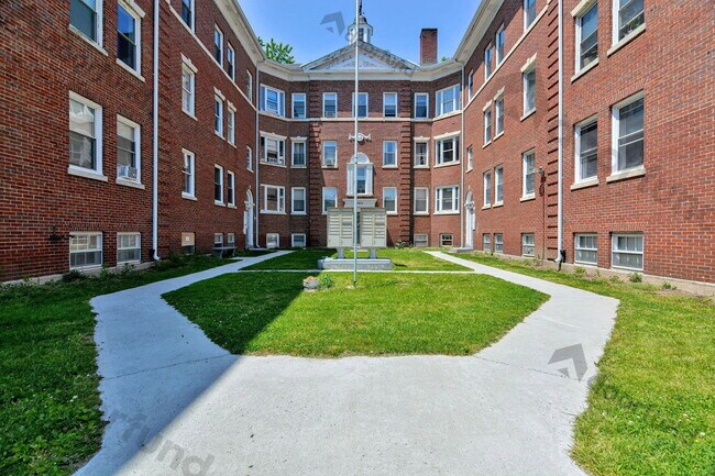 Building Photo - 1008 Main St