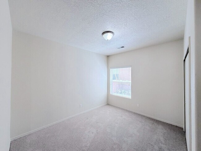 Building Photo - Beautiful 3 bed 2 bath in SW Albuquerque! Spacious layout. New Flooring! 2 Car Garage. Near 98th ...
