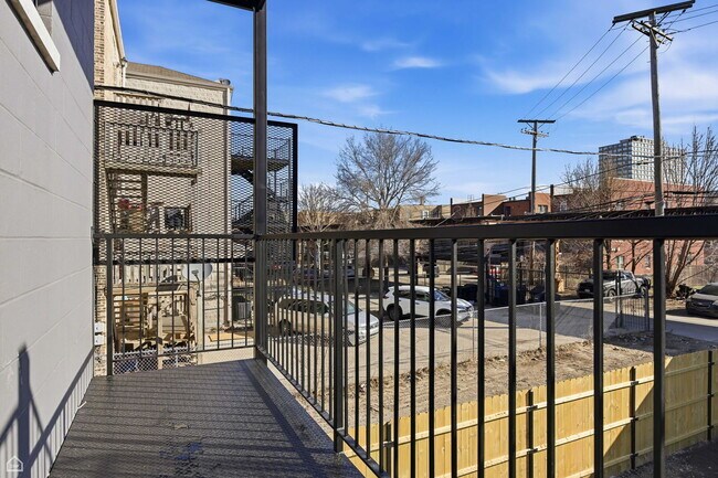 Building Photo - 4841 S Prairie Ave