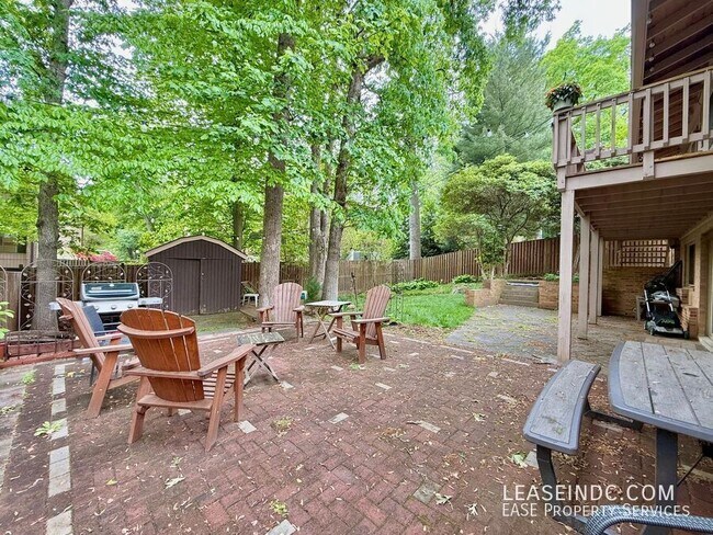 Building Photo - 6424 Hollins Dr