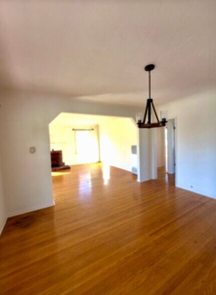 Building Photo - 6089 Cashio St