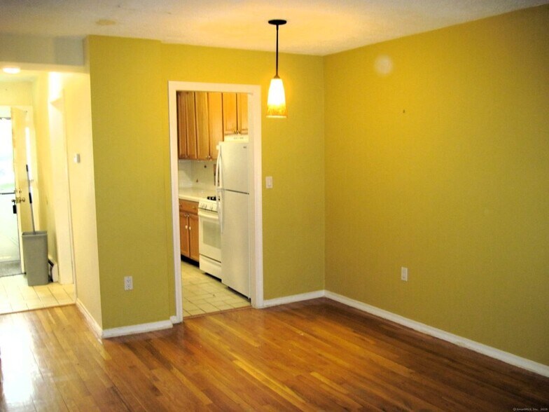 Building Photo - 11 Camelot Dr
