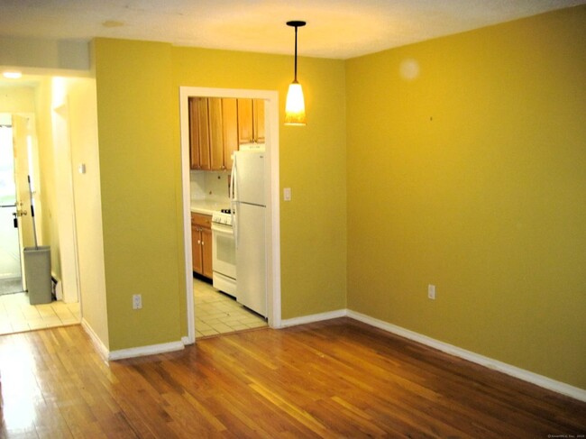 Building Photo - 11 Camelot Dr