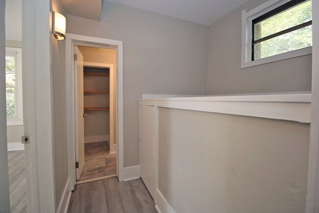Building Photo - Spacious Student Home in Melrose Heights –...