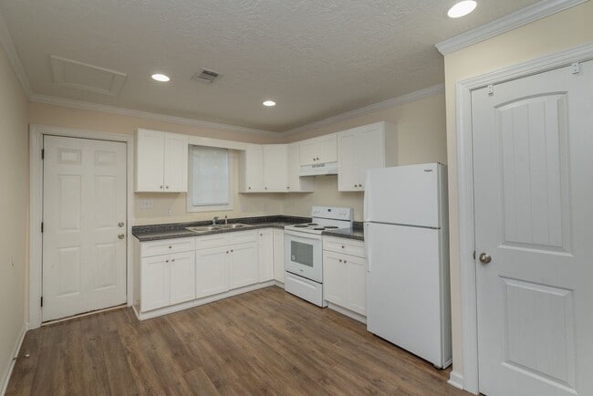 Primary Photo - $1000 - 2 bed/1 bath single-family home fo...