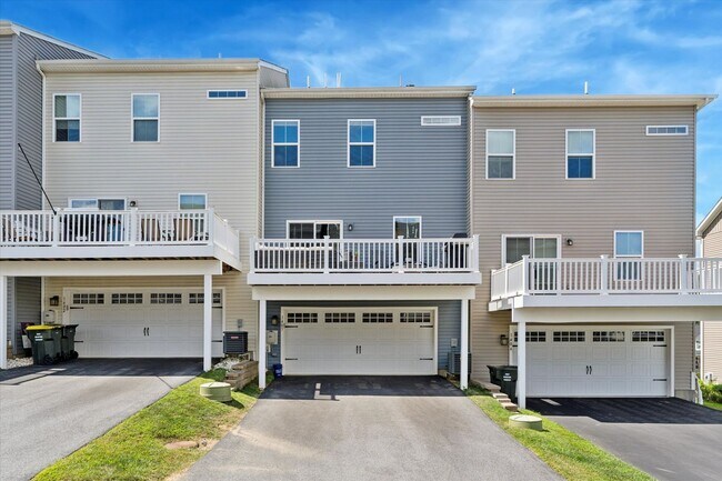 Building Photo - Beautiful 3B/2.5B Townhome in Downingtown ...