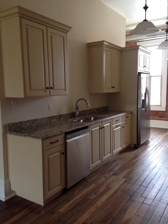Building Photo - 2021 W Franklin St