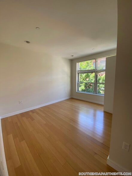 Building Photo - 601 Albany St