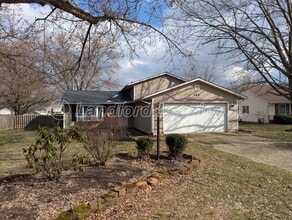 Building Photo - Spacious Elyria Split-Level Near LCCC with Fireplace & Fenced Yard