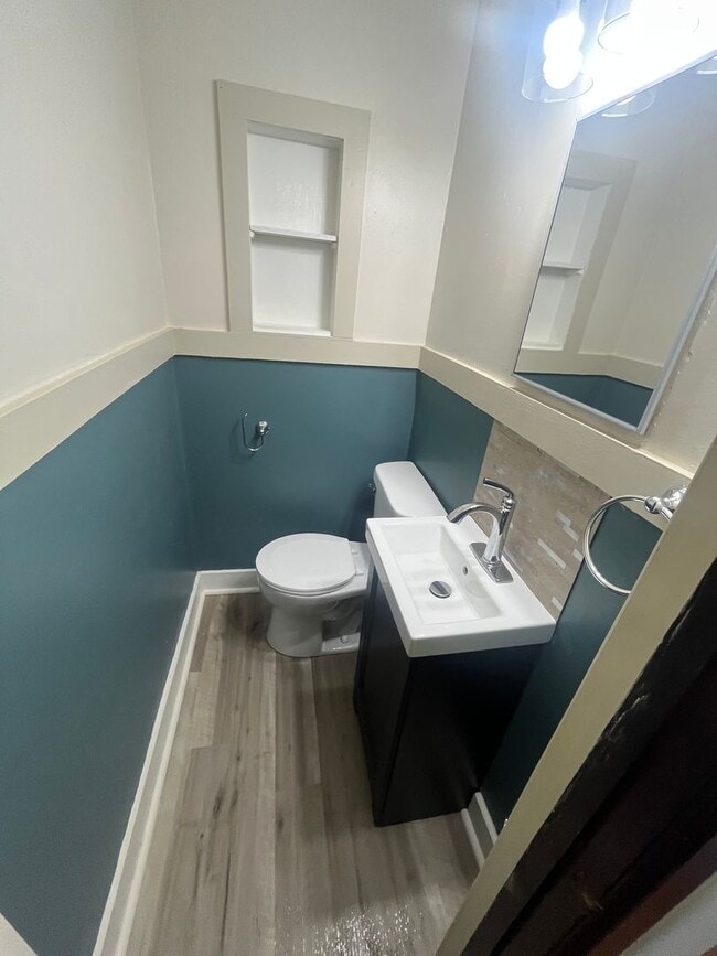 Building Photo - Fully Remodeled 2 Bedroom 1.5 Bathroom House in Moline