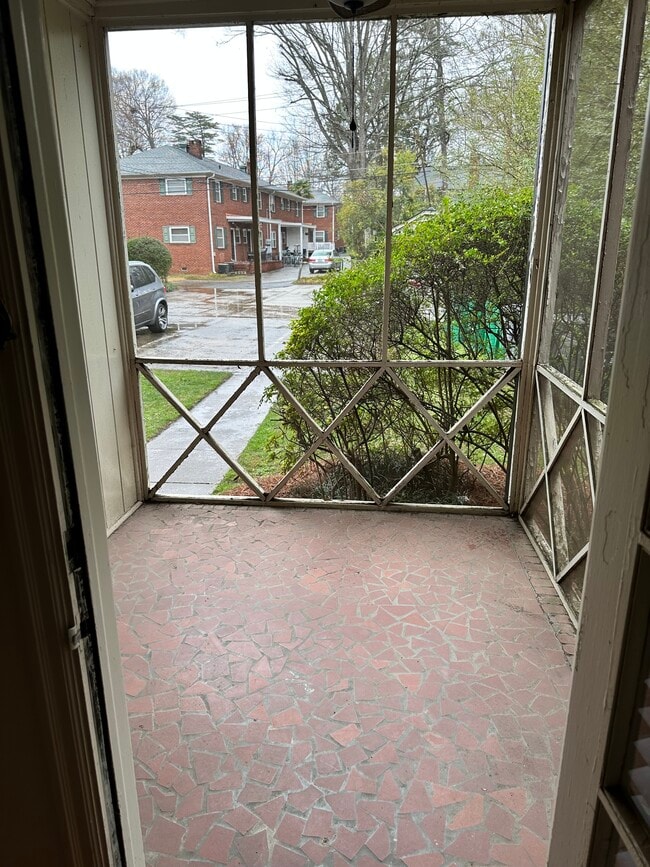 Screened in porch - 240 S Laurel Ave
