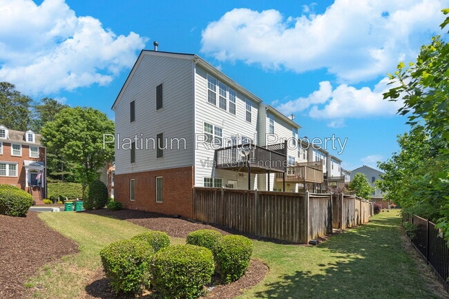 Building Photo - 221 Balaban Cir