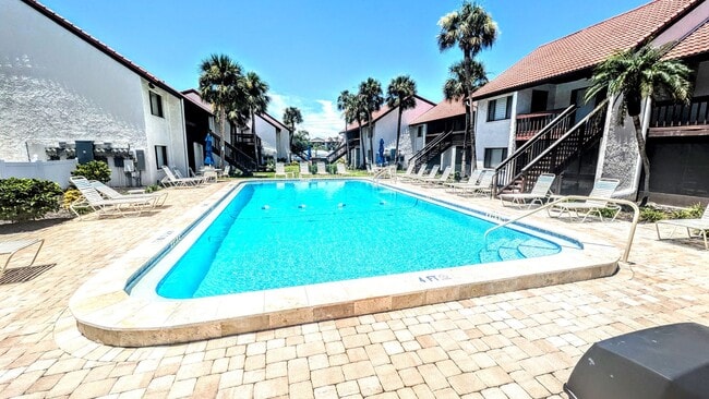Building Photo - Annual/Seasonal turnkey furnished 2/2 end townhome in waterfront community by Siesta Key!