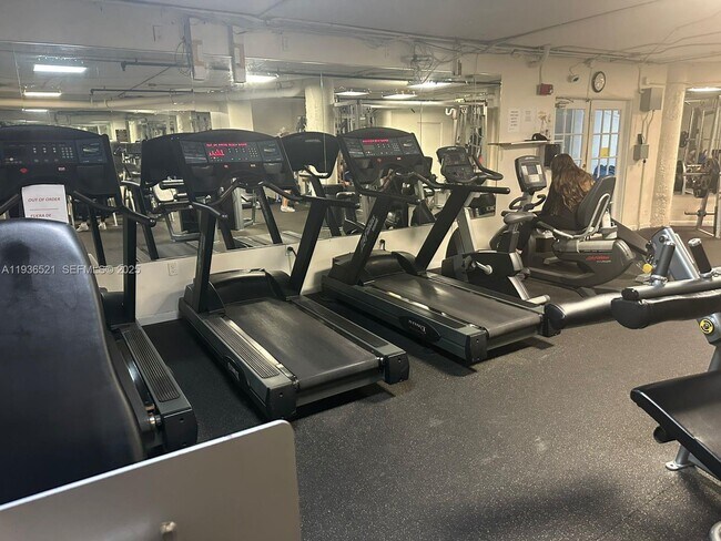 Building Photo - 801 Brickell Bay Dr