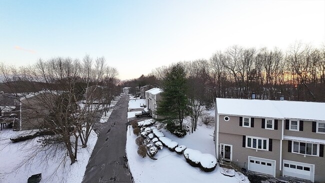 Building Photo - 14 Meetinghouse Ln