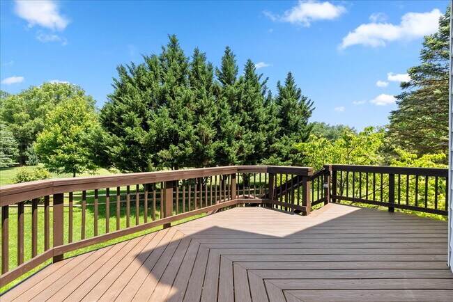 Building Photo - Stunning End-Unit Townhouse with Golf Cour...
