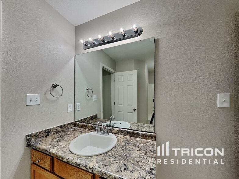 Building Photo - 9312 Tiger Lily Ln