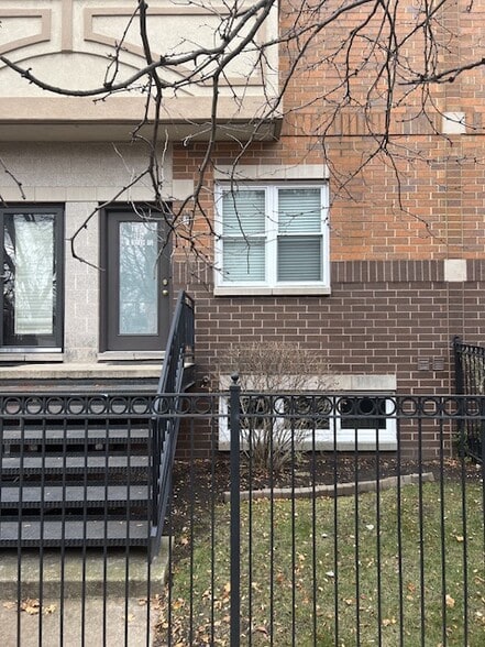 Building Photo - 7256 N Rogers Ave