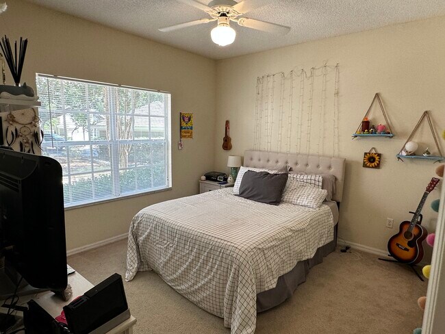bedroom - 10000 SW 52nd Ave