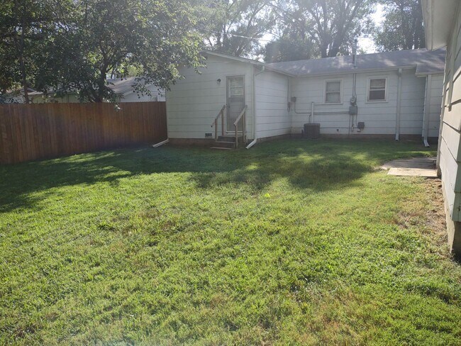 Building Photo - Awesome 3 bedroom 1 bathroom home recently remodeled in Junction City!!