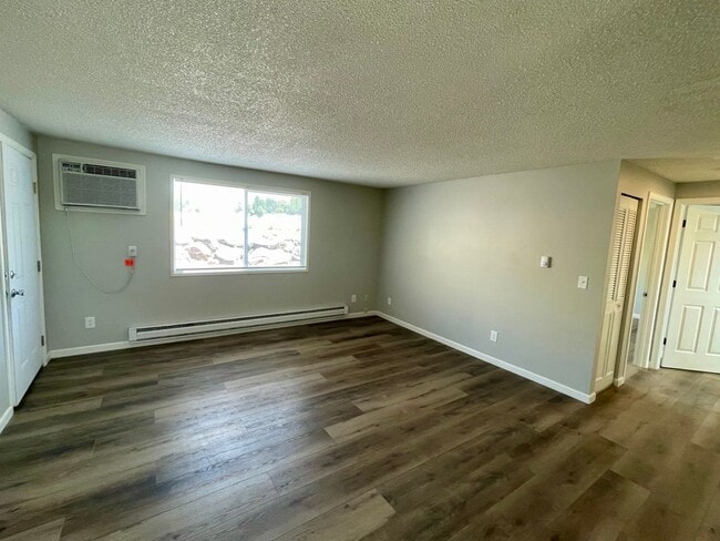Building Photo - Beautifully Remodeled Ground-Level 2-Bedroom!