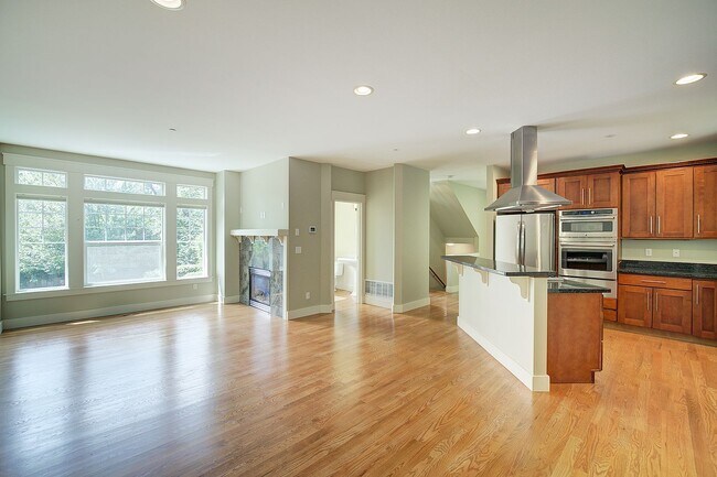 Building Photo - 3Bd/3.25Ba Kirkland Townhome