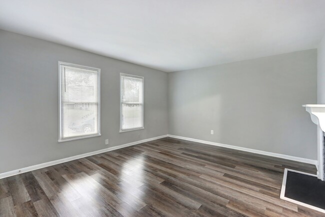 Building Photo - Large 3BR/2BA East Savannah House For Rent