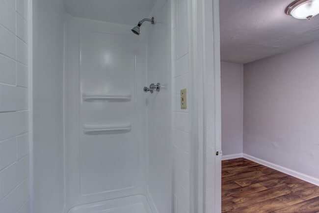 Building Photo - Custer Street 1x1 unit!  Cozy and Quiet neighbor